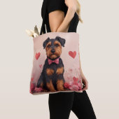 Airedale met Rozen - Valentijnsdag Tote Bag (Dichtbij)