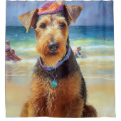 Airedale op strand, zomercadeau voor hondenliefheb douchegordijn (Voorkant)