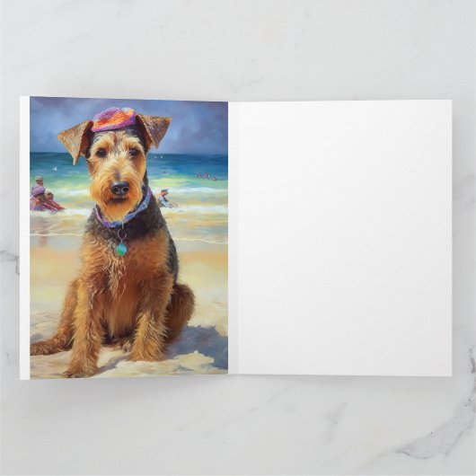 Airedale op strand, zomercadeau voor hondenliefheb kaart (Binnen)