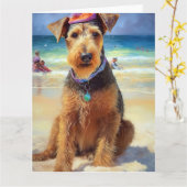 Airedale op strand, zomercadeau voor hondenliefheb kaart (Gele Bloem)