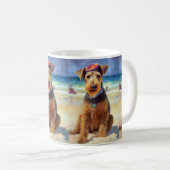 Airedale op strand, zomercadeau voor hondenliefheb koffiemok (Voorkant rechts)