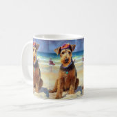 Airedale op strand, zomercadeau voor hondenliefheb koffiemok (Voorkant links)