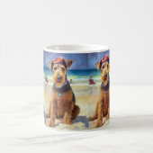 Airedale op strand, zomercadeau voor hondenliefheb koffiemok (Center)