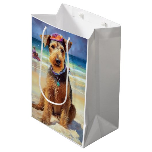 Airedale op strand, zomercadeau voor hondenliefheb medium cadeauzakje (Voorkant Gekanteld)