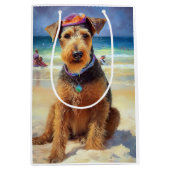 Airedale op strand, zomercadeau voor hondenliefheb medium cadeauzakje (Voorkant)