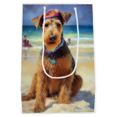 Airedale op strand, zomercadeau voor hondenliefheb medium cadeauzakje (Achterkant)