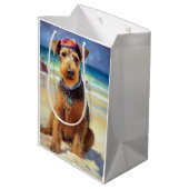 Airedale op strand, zomercadeau voor hondenliefheb medium cadeauzakje (Achterkant Gekanteld)