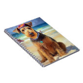 Airedale op strand, zomercadeau voor hondenliefheb notitieboek (Rechterzijde)
