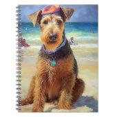 Airedale op strand, zomercadeau voor hondenliefheb notitieboek (Voorkant)