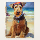 Airedale op strand, zomercadeau voor hondenliefheb planner (Voorkant)