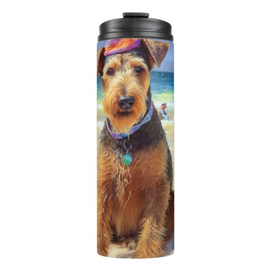 Airedale op strand, zomercadeau voor hondenliefheb thermosbeker (Voorkant)