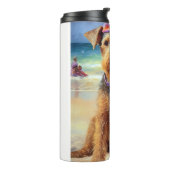 Airedale op strand, zomercadeau voor hondenliefheb thermosbeker (Gedraaid links)