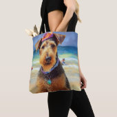 Airedale op strand, zomercadeau voor hondenliefheb tote bag (Dichtbij)