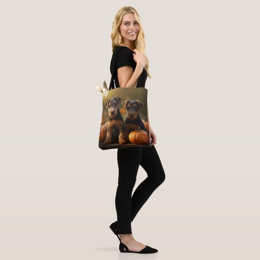 Airedale Puppy Herfst Delight Pompoen Tote Bag (Op model)