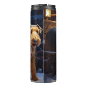 Airedale Snowy Sleigh Ride Kerst Decor Thermosbeker (Achterkant)
