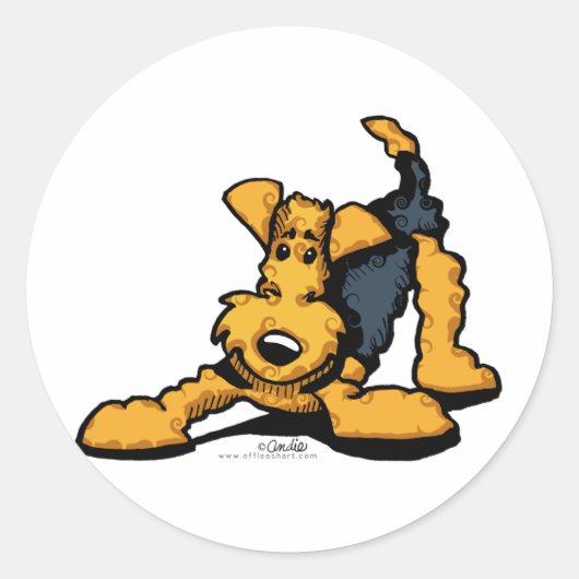 Airedale Terrier bij Play Ronde Sticker (Voorkant)