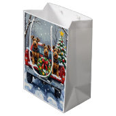 Airedale Terrier Christmas Red Truck Holiday Medium Cadeauzakje (Achterkant Gekanteld)