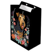 Airedale Terrier Dog in Flower Garden Cute Medium Cadeauzakje (Achterkant Gekanteld)