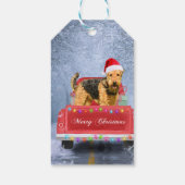 Airedale Terrier Dog in Snow, met Kerstmis Cadeaulabel (Achterkant)