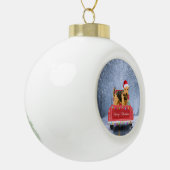 Airedale Terrier Dog in Snow, met Kerstmis Keramische Bal Ornament (Links)