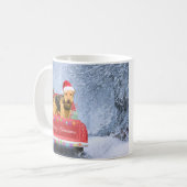 Airedale Terrier Dog in Snow, met Kerstmis Koffiemok (Voorkant links)
