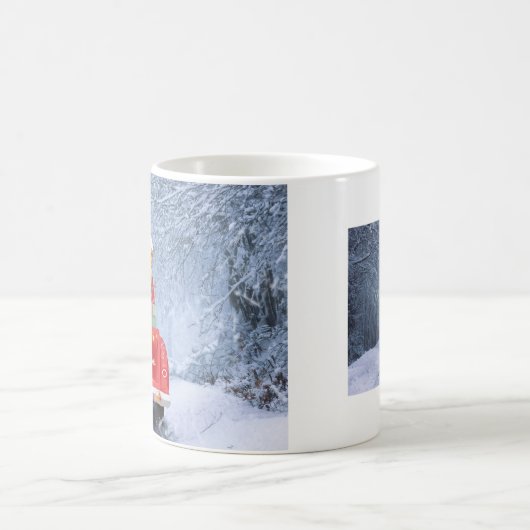 Airedale Terrier Dog in Snow, met Kerstmis Koffiemok (Center)