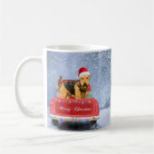 Airedale Terrier Dog in Snow, met Kerstmis Koffiemok (Links)