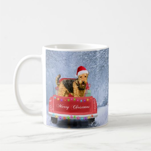Airedale Terrier Dog in Snow, met Kerstmis Koffiemok (Links)
