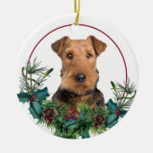 Airedale Terrier Evergreen Berry Wreath Keramisch Ornament (Voorkant)