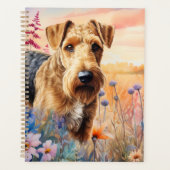 Airedale Terrier-hond in een bloemenweide Planner (Voorkant)