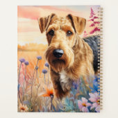 Airedale Terrier-hond in een bloemenweide Planner (Achterkant)