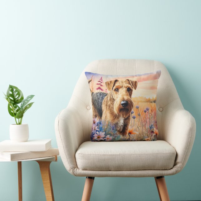 Airedale Terrier-hond in een weide met wilde bloem Kussen (Stoel)