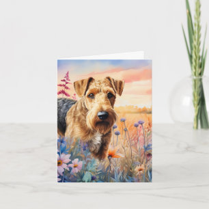 Airedale Terrier-hond in een weide met wilde bloem Notitiekaartje