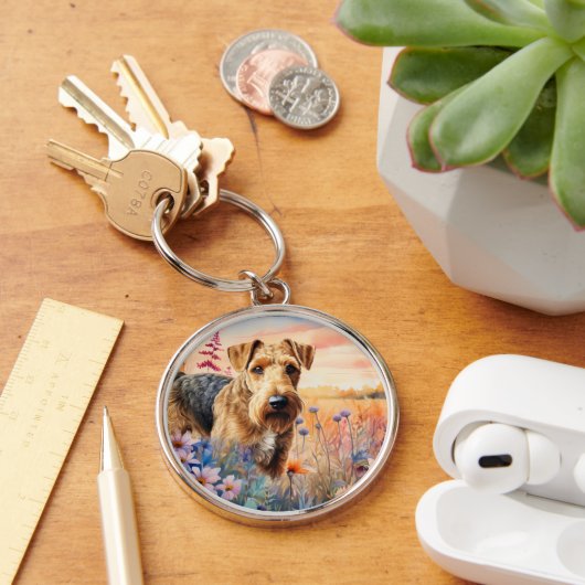 Airedale Terrier-hond in een weide met wilde bloem Sleutelhanger (Bureau)