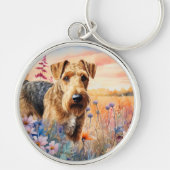Airedale Terrier-hond in een weide met wilde bloem Sleutelhanger (Voorkant)