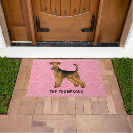 Airedale Terrier-hond met roze harten en naam Deurmat