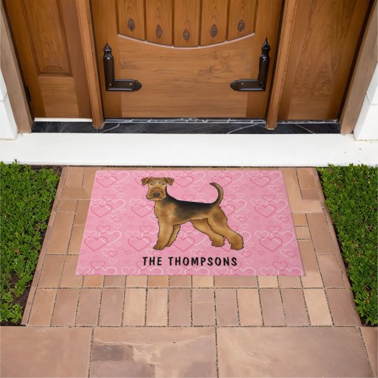 Airedale Terrier-hond met roze harten en naam Deurmat (Buiten)