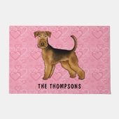 Airedale Terrier-hond met roze harten en naam Deurmat (Voorkant)
