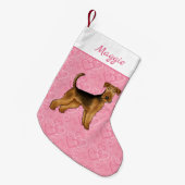 Airedale Terriër Hond met roze hartjes en naam Kleine Kerstsok (Voorkant (Hangend))