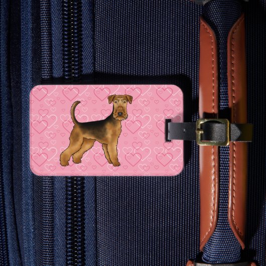Airedale Terriër Hond met roze hartjes en tekst Bagagelabel (Voorkant Insitu 4)