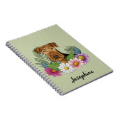 Airedale Terrier met kleurrijke bloemen en naam Notitieboek (Rechterzijde)