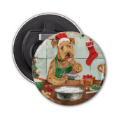 Airedale Terrier Vakantie Bakken: Feestelijke Kers Button Flesopener (Voorkant)