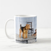 Airedale Terriers op de veranda Koffiemok (Links)