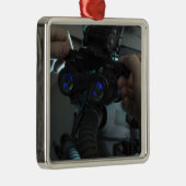 Airman past de eyespan aan metalen ornament (Rechts)