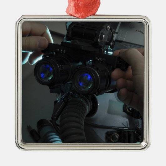 Airman past de eyespan aan metalen ornament (Voorkant)