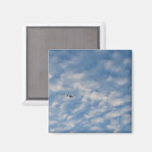 Airplane Crossing a Cloud-Filled Blue Sky Magneet (Voorkant / Achterkant)