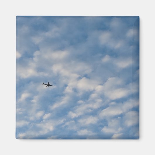 Airplane Crossing a Cloud-Filled Blue Sky Magneet (Voorkant)