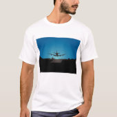 Airplane Landing Silhouette bij nacht T-shirt (Voorkant)