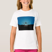 Airplane Landing Silhouette bij nacht T-shirt (Voorkant)