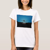 Airplane Landing Silhouette bij nacht T-shirt (Voorkant)